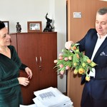 Przewodniczący Rady Powiatu Płońskiego oraz Wicestarosta Płoński wręczają tulipany Paniom pracującym w Starostwie.