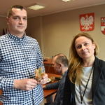 Sekretarz Powiatu oraz Pracownik Starostwa trzymający upominek. 