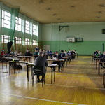 Radni w trakcie obrad sesji siedzą na sali gimnastycznej w ZS nr 2 w oddzielnych ławkach
