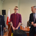 Starosta Płoński gratuluje laureatom konkursu i wręcza nagrody