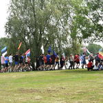 Uczniowie z powiatowych szkół biegną w honorowej rundzie z flagami państw unii