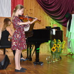 Maja Przedpełska uczennica Szkoły Muzycznej grająca na skrzypcach, w tle Anna Koźniewska akompaniująca na fortepianie