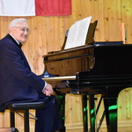 Zbigniew Rymarz przy fortepianie jako akompaniator podczas koncertu