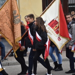 Przemarsz uczestników uroczystości ulicami miasta pod pomnik Józefa Piłsudskiego