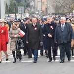 Przemarsz uczestników uroczystości ulicami miasta pod pomnik Józefa Piłsudskiego