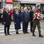 Delegacja Urzędu Gminy w Płońsku składająca kwiaty pod pomnikiem Józefa Piłsudskiego