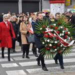 Przedstawiciele płońskiej oświaty składający kwiaty pod pomnikiem Józefa Piłsudskiego