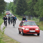 Uczestnicy marszu podczas jazdy na rowerach