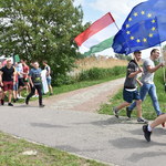 Uczniowie z powiatowych szkół biegną w honorowej rundzie z flagami państw unii