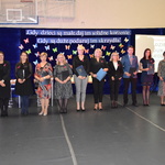 Nauczyciele którzy otrzymali nagrodę Starosty w towarzystwie Starosty Elżbiety Wiśniewskiej i Wicestarosty Krzysztofa Wrzesińskiego