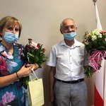 Ilustracja do artykułu Dyrektor ZS nr 2 w Płońsku i Dyrektor SOSW w Jońcu  podczas sesji powiatu otrzymali podziękowania  kwiaty i upominki.jpg