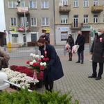 Starosta Płoński i Przewodniczący Rady Powiatu Płońskiego składają kwiaty pod pomnikiem Wolności.jpg