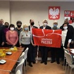 Radni Powiatu Płońskiego stoją w sali sesyjnej i trzymają baner szlachetnej paczki.jpg