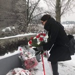 Starosta Elżbieta Wiśniewska składa kwiaty pod pomnikiem pomordowanych płońszczan na Piaskach