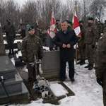 Radny Powiatu Dariusz Umięcki i członkowie Jednostki Strzeleckiej stoją na cmentarzu w Chociszewie