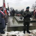 Członkowie Jednostek Strzeleckich w Płońsku i w Ciechanowie stoją ze sztandarami na cmentarzu w Płońsku