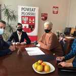 Starosta i Wicestarosta oraz przedstawicielki TPD Koło Pomocy Dzieciom i Młodzieży Niepełnosprawnej Ruchowo w Płońsku siedzą przy stole w gabinecie Starosty i podpisują umowę