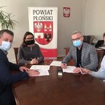Starosta i Wicestarosta podpisują umowę z przedstawicielami Pływackiego Uczniowskiego Klubu Sportowego w Płońsku.jpg
