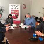 Starosta, Wicestarosta i przedstawiciele Płońskiej Akademii Futbolu podpisują umowę siedząc w gabinecie Starosty.jpg