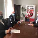 Wicestarosta i przedstawiciele Powiatowego Szkolnego Związku Sportowego siedza w gabinecie Starosty i podpisują umowy.jpg