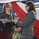 Starosta wręcza nagrodę Dyrektor I Liceum Ogólnokształcącego w Płońsku