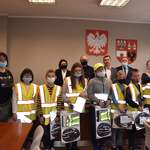 Wspólne zdjęcie uczestników Powiatowej Rady Bezpieczeństwa Ruchu Drogowego z zaproszonymi dziećmi z SOSW w Płońsku (2).jpg